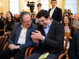 Kramnik shows Gelfand how he finally caught a Pokémon at a chess event